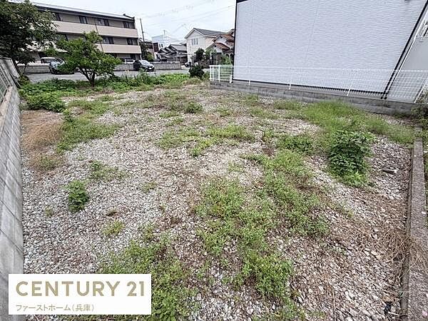 周囲に住宅が建ち並ぶ静かな環境の現地土地写真です。道路へのアクセスもしやすく敷地形状も使いやすいです。近隣にフェンスがありプライバシーも確保しやすい土地となっています。