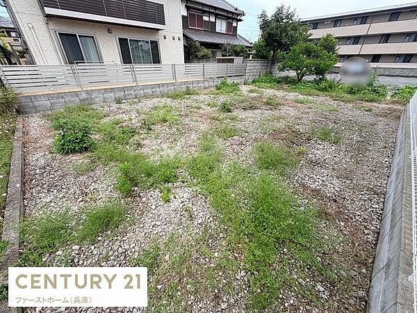 現地土地写真では整地されており周囲はフェンスで囲まれています。隣接する住宅やマンションも確認でき落ち着いた環境です。道路からのアクセスも便利な印象を受けます。