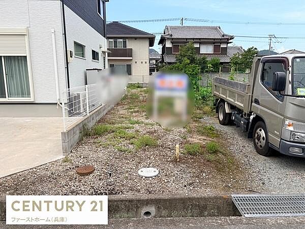 前面道路との高低差がほとんどなく車の出し入れがしやすい土地です。周囲は住宅と接しており落ち着いた環境が感じられます。道路からのアクセスも良好で建築プランも自由に検討しやすい現地土地写真です。