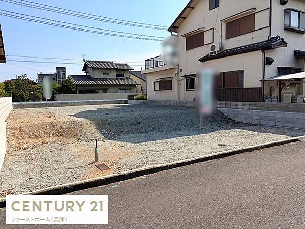 落ち着いた住宅街に位置する現地土地写真です。前面道路と接しており周囲には安心感のある住環境が広がります。敷地は整形で使いやすくさまざまなプランに対応できます。周辺には生活施設も揃っています。