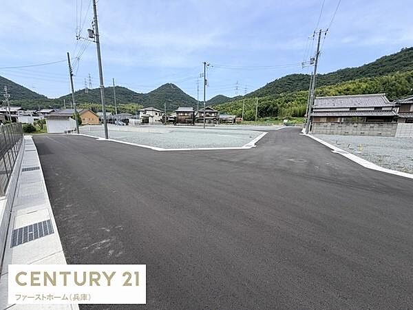 舗装された前面道路が広がっており敷地のゆとりを感じられます。周囲には自然豊かな環境が広がり落ち着いた雰囲気です。電柱や配線もきちんと整備されています。角地で車の出入りがしやすい形状です。