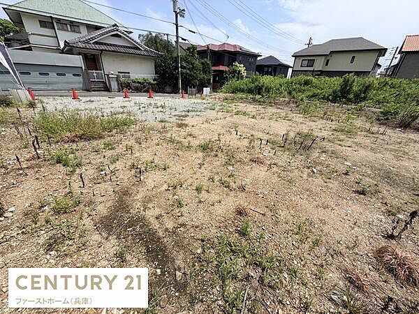 現地土地写真からゆとりのあるスペースが広がる印象を受けます。周囲には住宅があり落ち着いた雰囲気です。道路にも面しているためアクセスも便利です。日当たりも期待できます。