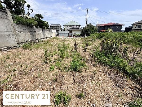 日当たりが良く開放感のある現地土地写真です。整形地で設計しやすい形状が特徴的です。周辺に住宅が並び落ち着いた雰囲気があります。道路に面しているためアクセスが便利です。