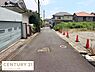 その他：前面道路は舗装されており車の通行もしやすい幅があります。周囲には住宅が建ち並び落ち着いた印象です。現地写真からも日当たりの良さが感じられます。電柱やガードレールも整備されています。