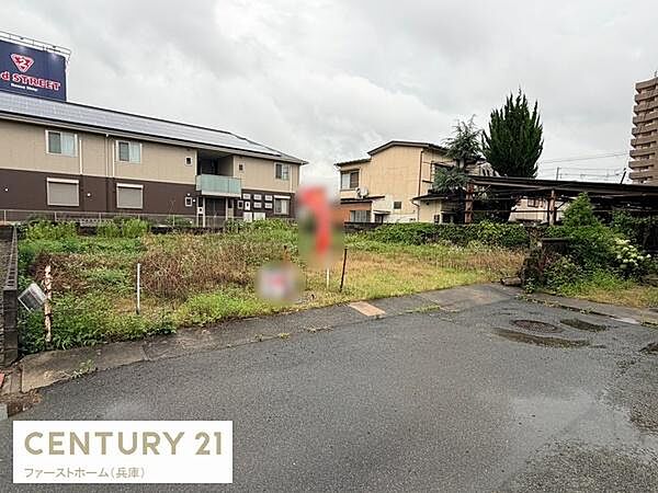 現地土地写真は舗装された道路に面しており周辺には住宅や建物が立ち並ぶ環境です。敷地内は整地されており緑が映えるスペースとなっています。周囲の景観とも調和した土地で様々な用途に対応可能です。