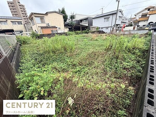 周囲は住宅が立ち並ぶエリアです。現地土地写真からは敷地の広さが感じられます。建物の計画がしやすい整った形状です。閑静な環境で新築にもおすすめです。