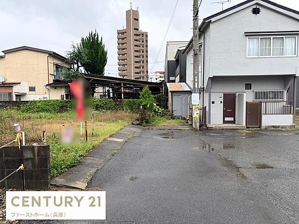 前面道路はフラットで車の出入りもスムーズに行えます。周辺は落ち着いた住宅地となっています。道幅も適度に確保されており駐車や歩行も安心です。周囲には緑も見られ開放感があります。