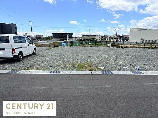 前面道路がしっかり舗装されており車の出入りも安心です。敷地はフラットで使いやすい形状です。周囲は開放感があり遮るものが少ないのが特徴です。駐車スペースも確保しやすい現地写真です。
