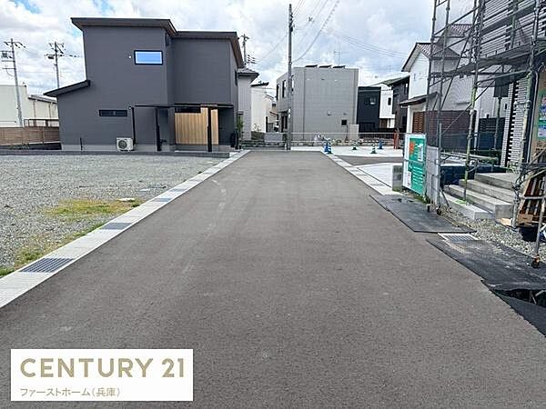 幅員がしっかり確保された前面道路で車の通行も安心です。現地は整然とした街並みですっきりとした印象を受けます。電柱や配線も整備され全体的に清潔感があります。周囲も落ち着いた住環境です。