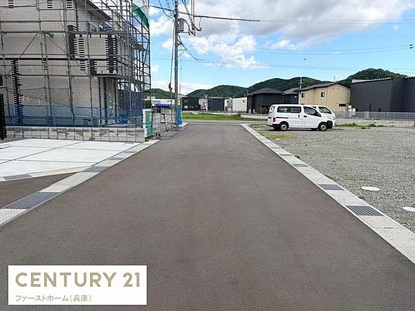 前面道路が広く車の出入りもスムーズに行えます。周囲の建物を見渡せるので開放的な雰囲気です。整った舗装がされており歩行や車の通行がしやすい印象です。周辺は静かな住宅エリアです。