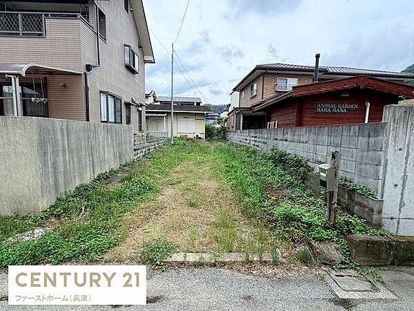 落ち着いた住宅街に位置し前面道路からのアクセスがしやすい形状です。敷地の両側にはブロック塀が設置されており区画が明確です。現況は更地で建築プランもご検討いただきやすい現地土地写真です。