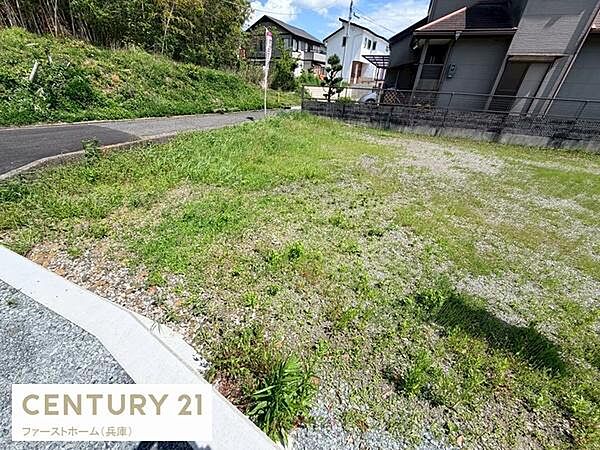 日当たりの良い現地土地写真です。周辺は落ち着いた住宅街で道も整備されています。建築プランのご相談も可能なスペースが広がります。前面道路が広く車の出入りもしやすい点が特長です。