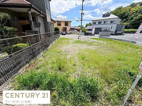 周辺には住宅が立ち並び落ち着いた雰囲気の現地土地写真です。陽当たりもしっかり確保できる立地です。前面道路幅が広く車の出入りも安心です。敷地が平坦で使いやすい形状となっています。