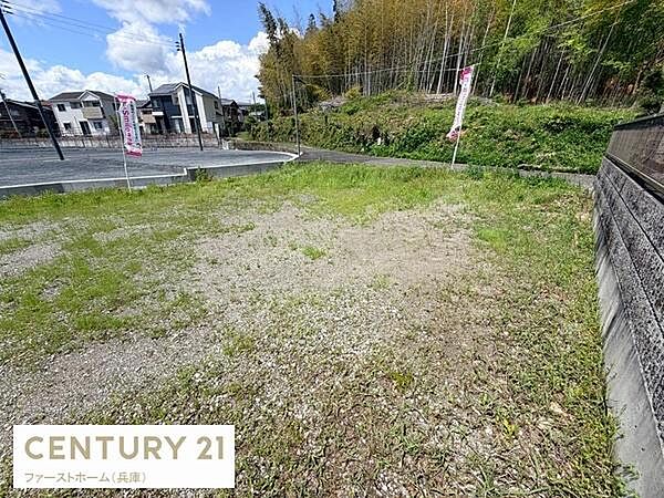 見通しの良い現地土地写真です。周囲には住宅が立ち並び落ち着いた雰囲気が感じられます。陽当たりを活かした利用ができそうな広さも特徴です。敷地内は整った状態に保たれています。静かな環境が魅力の一枚です。
