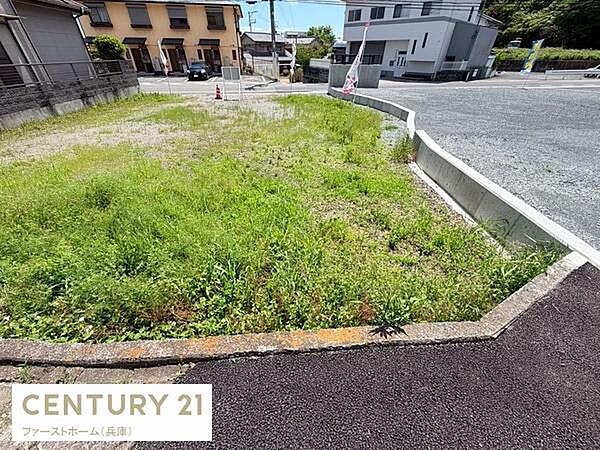 敷地が道路に面しており利便性を感じられる現地土地写真です。土地の形も使いやすそうです。周囲には住宅が建ち並び街並みの一部として利用しやすい現地土地写真です。現況をしっかりご確認いただけます。