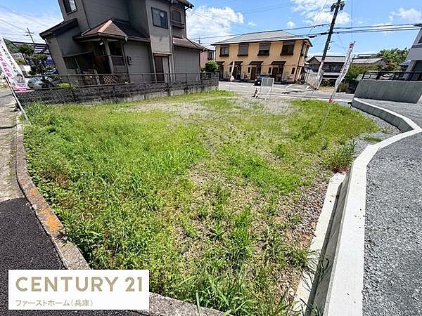 現地土地写真からはゆとりあるスペースが広がっている様子がわかります。日当たりも良好で住環境をイメージしやすい立地です。周辺には住宅が立ち並び落ち着いた雰囲気です。