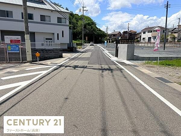 前面道路は見通しが良く交通量も抑えられており落ち着いた環境です。歩道も整備されており周辺の住宅も整然と並んでいます。道路幅に余裕があり車の出入りもスムーズに行えます。