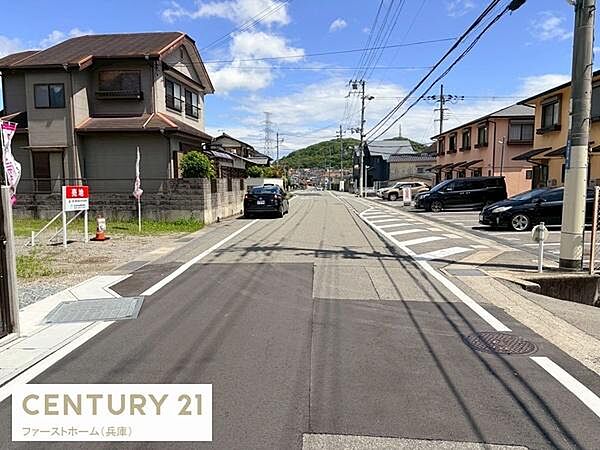 前面道路は舗装されておりすっきりとした印象です。周辺には住宅が並び整った街並みが広がっています。空も広く開放感が感じられます。交通量も多すぎず安心して利用できる環境です。