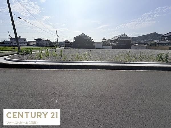 広々とした現地土地写真です。周辺には住宅が立ち並び区画がしっかりと整備されています。道路も幅があり開放感があります。日当たりの良さも魅力の一つです。建築のプランも立てやすい敷地です。