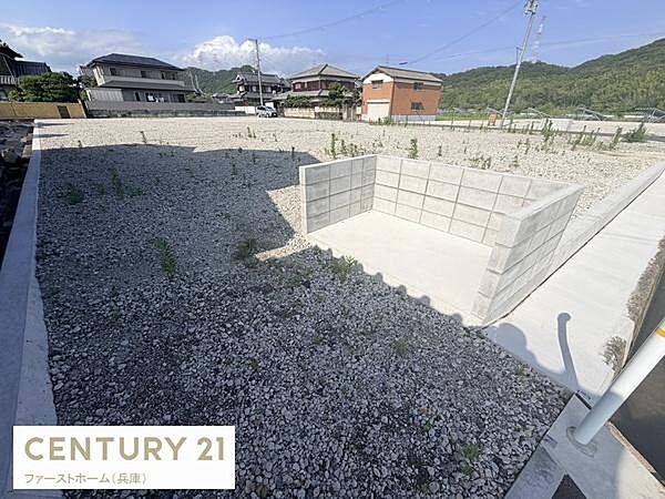 日当たりの良い現地土地写真です。周囲は閑静な住宅街で周辺環境も穏やかです。整形地で建築しやすい形状となっています。インフラ設備も確認しやすい立地です。開放的な雰囲気が感じられます。