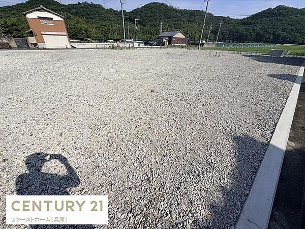 開放感のある現地土地写真です。幅広い用途に対応できる整った形状が特徴です。周辺に自然を感じられる環境が広がっています。アクセスしやすい立地環境も魅力となっています。