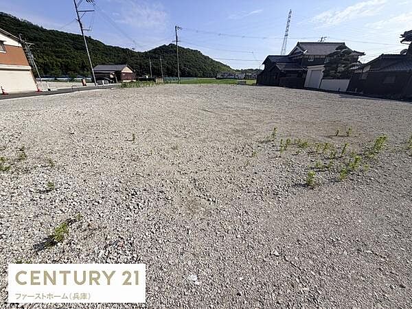 開放感のある広々とした現地土地写真です。周囲には視界を遮るものが少なく日当たりも良好です。整地されており多様な用途に活用が可能です。建築計画のご検討にぜひご覧ください。