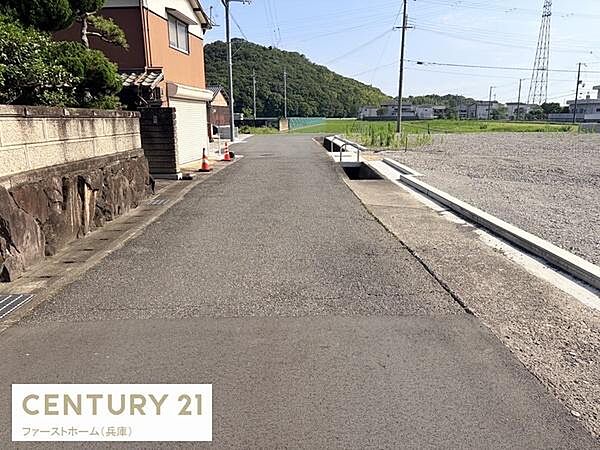 現地周辺は広々とした前面道路が面しており車の出入りがスムーズに行えます。道路沿いには自然を感じられる環境が広がっています。周囲の建物も落ち着きがあり開放感が感じられるエリアです。