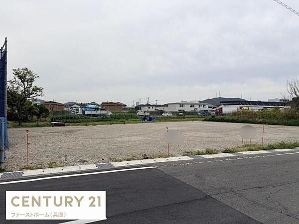 ゆったりとした広さを確保した現地土地写真です。周囲は閑静な住宅街で整形地となっています。建築プランの自由度が高い点が特徴です。現地へのアクセスも便利な立地です。