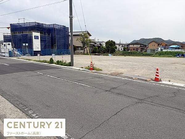 周辺は住宅が並ぶ落ち着いたエリアです。道幅が広く車の出入りもスムーズです。現地土地写真から敷地の広がりを感じられます。整地された土地は今後の活用に便利です。角地で視認性も良好です。