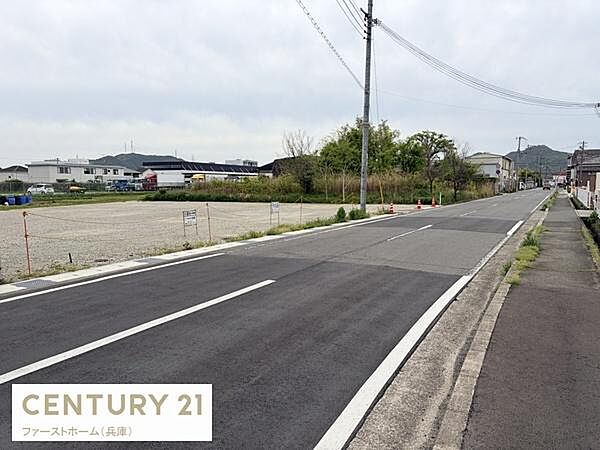 広々とした現地土地写真から周囲の住宅や自然の景観がよく分かります。前面道路は幅員があり車の出入りもスムーズに行えます。区画が整っているため建築計画も立てやすいです。