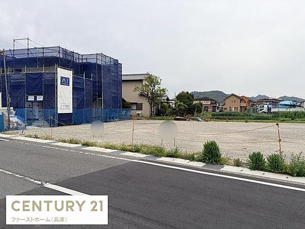 周辺には住宅や建築中の建物があり生活環境が整っています。道路に面していてアクセスが良好です。平坦な地形の現地土地写真なので用途の幅が広がります。近隣には自然も感じられる風景が望めます。