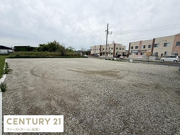 落ち着いた雰囲気の現地土地写真です。周囲は開放感があり前面道路とのアクセスも良好です。建築のプランも広がる敷地です。周辺環境との調和も感じられます。