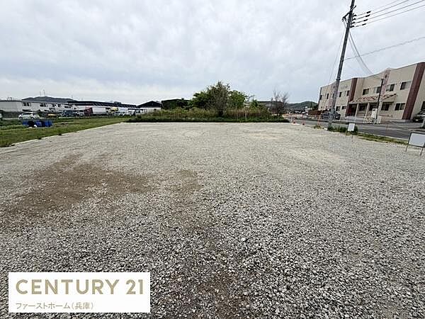 広々とした敷地が広がり建築計画の自由度が感じられる現地土地写真です。土地周辺はすっきりとした印象で整地もされています。周辺環境との調和が取れた雰囲気が特徴的です。