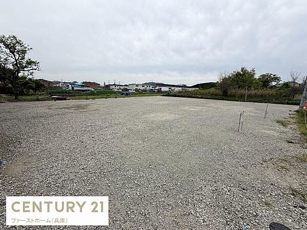 現地土地写真では広々とした敷地が確保されており開放感を感じられます。整地されているため様々な用途に活用しやすい点が魅力です。周囲に遮るものが少なく見通しの良いロケーションです。
