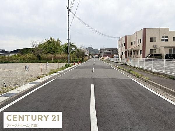 前面道路が広く車の出入りがしやすい環境です。周囲に余裕があり開放感を感じられます。周辺は整備されており歩道も整った印象です。敷地へのアクセスが便利です。