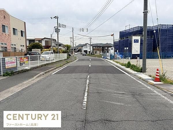 前面道路が広く車の出し入れがしやすい環境です。周辺には住宅が並び落ち着いた街並みが特徴です。整備された舗装道路なので日々の生活にも便利です。建築現場や新しい住まいが近隣にあり発展を感じられます。