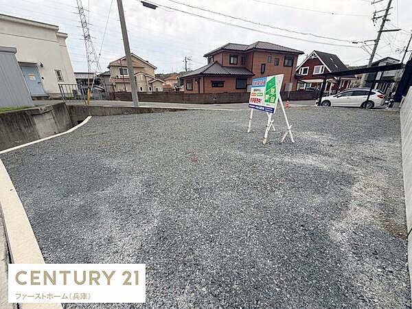 現地土地写真は整った状態で撮影されています。周辺は住宅が建ち並び住環境が感じられます。道路へのアクセスも良好な印象です。区画が明確で駐車も容易に想像できます。土地利用の幅が広がる現地土地写真です。