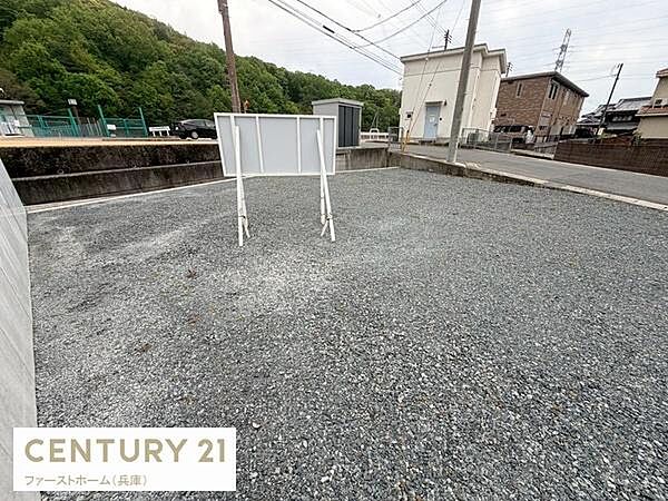 現地土地写真はフラットな形状で利用しやすい状態です。前面道路に面しており建築計画がしやすい環境です。周囲には自然も見え開放的な雰囲気です。区画が整えられており使い勝手の良い土地です。