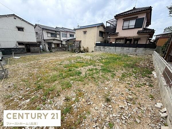 現地土地写真から平坦な地勢が確認できます。周囲は住宅に囲まれており落ち着いた街並みです。敷地は整然としており建築計画が進めやすい状態です。道路にも接してアクセスが良好です。