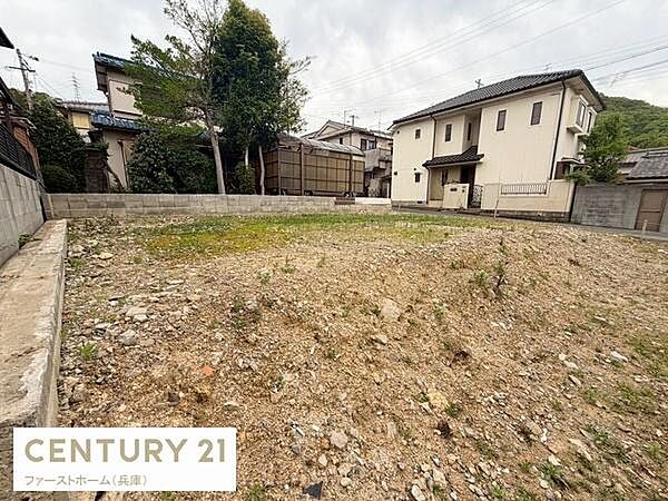 現地土地写真は開放感のある敷地が広がっています。周囲は静かな住宅地となっております。前面道路との高低差も少なく建築計画が立てやすい印象です。整形地で無駄なく活用できそうな形状です。