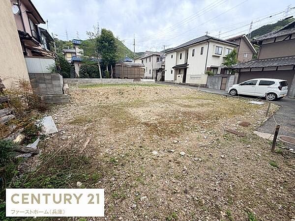 現地土地写真から周囲の住宅街の雰囲気が感じられます。車の駐車スペースとしても利用しやすい環境です。比較的フラットな土地形状となっています。前面道路へのアクセスもスムーズな立地です。