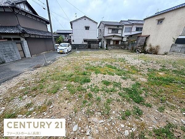 現地土地写真により敷地の広さが一目でわかります。周辺は住宅が立ち並び住環境をイメージしやすい環境です。道路へのアクセスも良好で車の出入りがしやすい立地となっています。