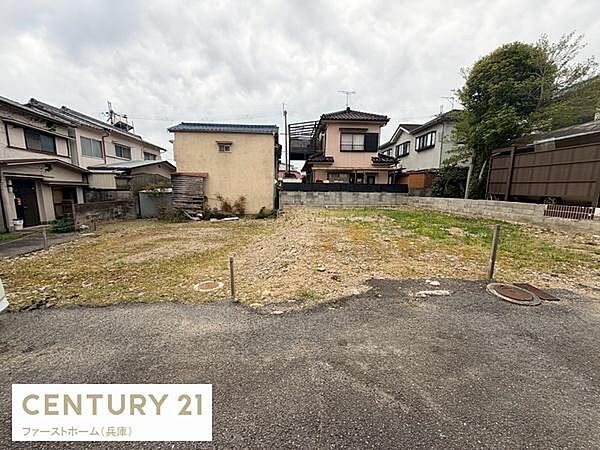 現地土地写真の通り平坦で整った敷地となっています。周囲に住宅が立ち並んでいるため落ち着いた雰囲気を感じられます。前面道路へのアプローチもスムーズです。
