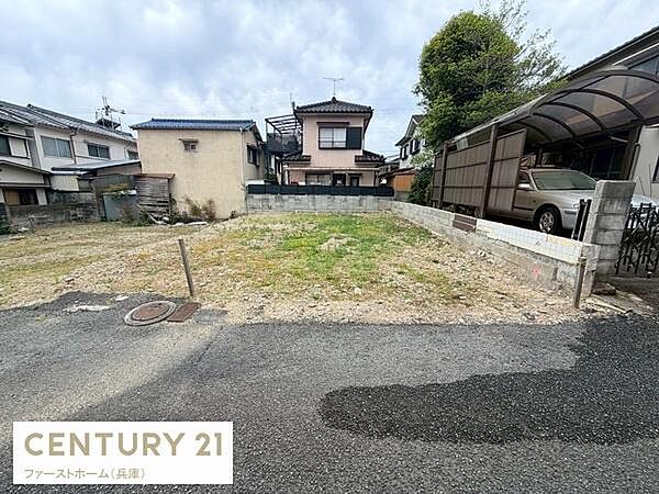 敷地の形が整っており土地の利用がしやすい現地写真です。前面道路がしっかり舗装されているため車の出入りも快適です。周囲には住宅が建ち並び落ち着いた雰囲気が感じられます。