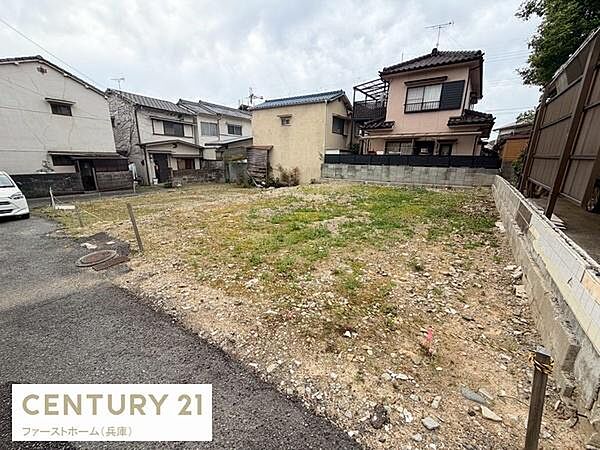 現地写真からも分かるように前面道路がしっかりと確保されています。周囲に住宅が立ち並び落ち着いた雰囲気が感じられます。敷地の形状も使いやすく建築プランが立てやすそうです。幅広い用途に活用できる土地です。