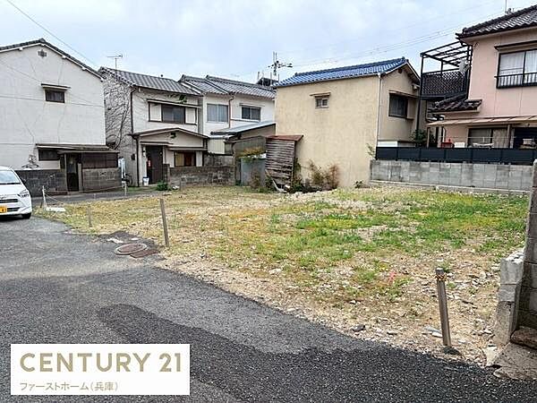 周辺に住宅が建ち並ぶ落ち着いた環境です。接道がしっかりしており車の出入りも安心です。平坦な土地なので多様な活用に適しています。日当たりが良く開放感あるスペースが広がっています。