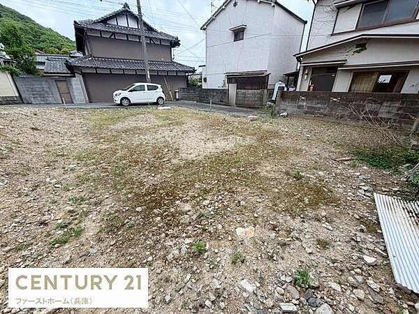 現地からの眺望がしっかりと確認できる写真です。周囲は住宅に囲まれており落ち着いた雰囲気が広がっています。敷地全体の様子や周辺道路の状況も一目で分かります。現地の環境や日当たりも把握しやすい写真です。