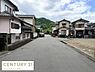 その他：周囲には住宅が整然と並び前面道路は広々としています。車の出入りもしやすい直線道路となっております。周辺は落ち着いた環境で住みやすさが感じられます。前面道路は舗装されており生活しやすい環境です。