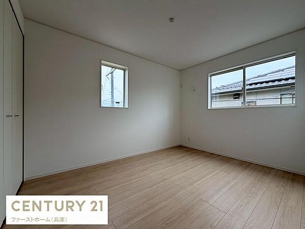 二面に窓があり明るい印象の子供部屋です。壁と床がシンプルでどんなインテリアにも合わせやすい空間です。収納スペースもしっかり確保されています。ゆったりとした広さが感じられます。