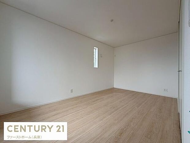 明るい色調のフローリングが空間を広く感じさせます。シンプルな内装で家具の配置がしやすいです。窓から自然光が入り日中も快適に過ごせます。清潔感がありメンテナンスもしやすいです。